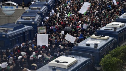 Police crackdown on protesters in Algerian capital