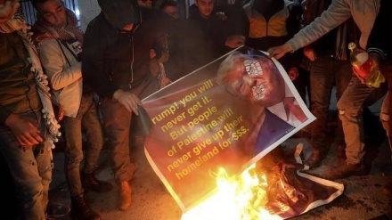 パレスチナで、米大統領の写真を燃やし「世紀の取引」に抗議