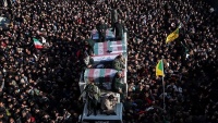 テヘランで開催されたソレイマーニー司令官の葬儀に大勢の市民が参列した
