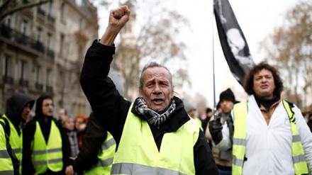 Gilets jaunes et syndicats dans les rues de Paris