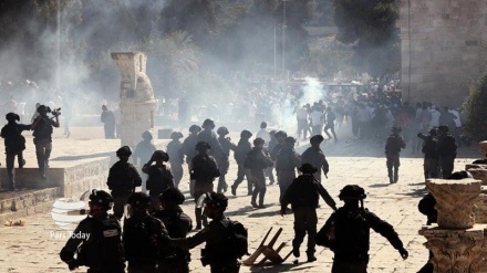  Militares israelíes atacan a palestinos en la Mezquita Al-Aqsa
