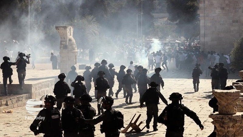  Militares israelíes atacan a palestinos en la Mezquita Al-Aqsa