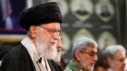 Lideri Suprem fal namazin e gjeneral Kasem Sulejmani