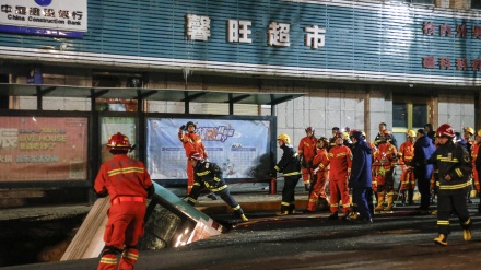 Video: Gigantesco socavón 'se traga' un autobús y deja varios muertos en China