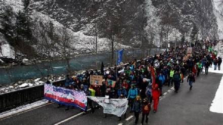 Attivisti climatici marciano verso Davos