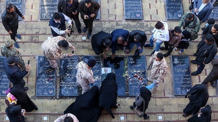 Warga Kerman Ziarah ke Makam Syahid Soleimani (1)