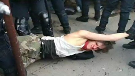 Франция полицияси эътирозчилардан бирини ваҳшийликча калтаклади  (видео)