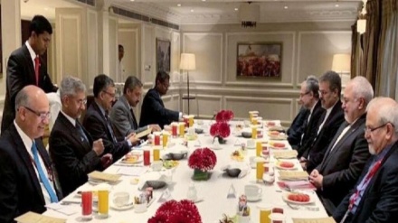 זריף דן עם מקבילו ההודי על הקשרים בין שתי המדינות