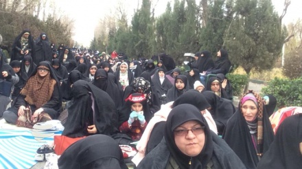 Video+Fotos: La participación masiva de la gente en el rezo colectivo dirigido por Líder iraní