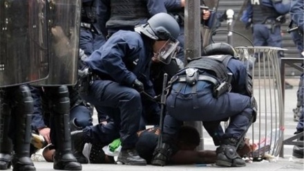 フランスで、警察が抗議者を襲撃