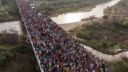 Migranti in centinaia attraversano il fiume ed entrano in Messico 