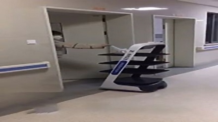 Коронавирус билан касалланган одамларга хизмат кўрсатадиган робот (видео)