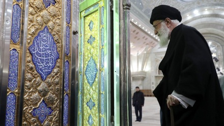 Líder iraní visita mausoleo de Imam Jomeini con motivo del 41º aniversario de “Década del Alba”(Video+Fotos)