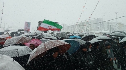 Cuaca Dingin tak Halangi Rakyat Iran Rayakan Kemenangan Revolusi