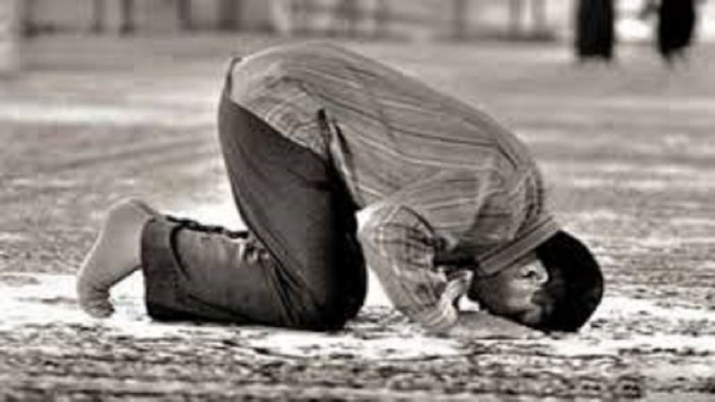 Seorang muslim sedang sujud