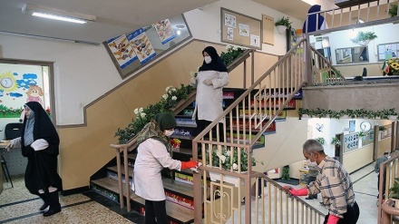 Cegah Corona, Sekolah-sekolah di Iran Disemprot Disinfektan 