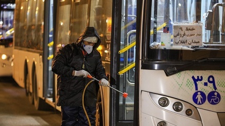 Cegah Corona, Angkutan Umum di Isfahan Disemprot Disinfektan