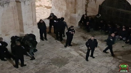Video: Fuerzas israelíes atacan a devotos palestinos en Mezquita de Al Aqsa