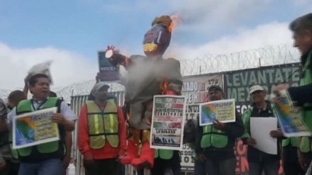 Video+Fotos: Queman figura de Donald Trump frente a muro fronterizo de EEUU