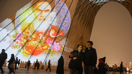 イラン全国の広場で革命勝利記念日前夜にライトアップ