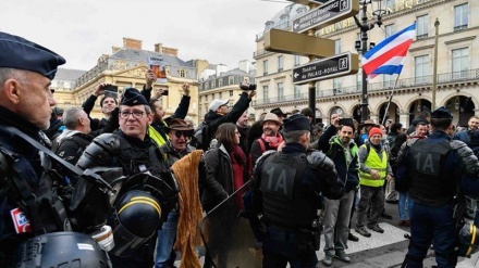 Vazhdon protesta e Jelek-verdhëve në Francë
