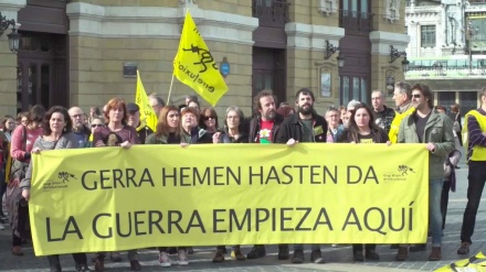 Españoles protestan por la llegada de buque saudí con armas
