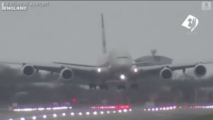 Бўрон билан юзмаюз бўлган  йўловчи  ташувчи самолёт (видео)