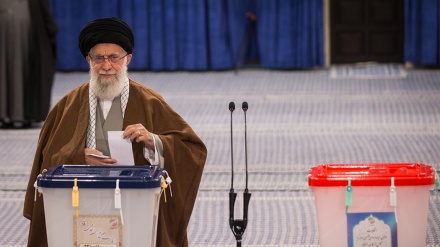 Lideri suprem i Revolucionit Islamik të Iranit pranë kutive të votimit
