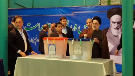 Législatives : l'ancien président iranien Mohammad Khatami dépose son vote