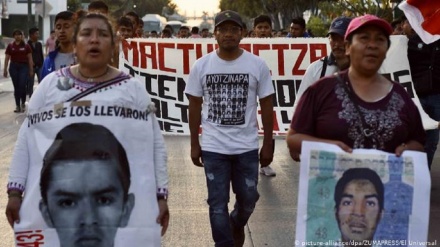 Policía mexicana reprime a padres de 43 desaparecidos de Ayotzinapa