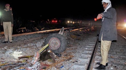 パキスタン南部シンド州で列車とバスが衝突、少なくとも３０人死亡