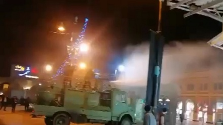 Video: Rocían desinfectante en ciudad persa de Qom