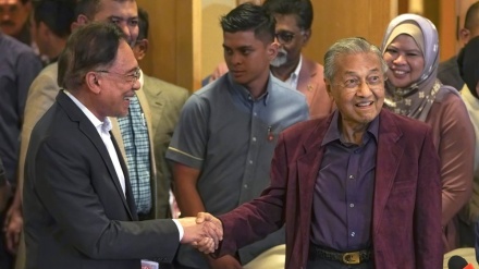 অবশেষে পদত্যাগ করলেন মাহাথির মোহাম্মদ