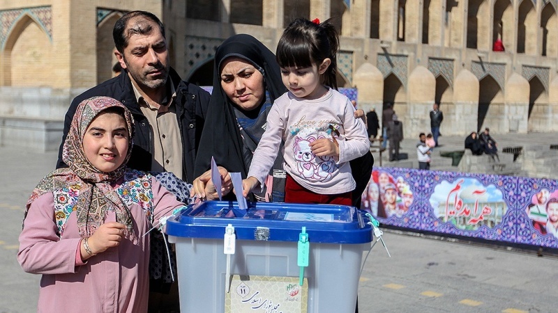 Fotos: Familias iraníes participan juntos en las elecciones parlametarias