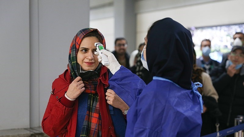 Pemeriksaan penumpang di Bandara Internasional Imam Khomeini ra untuk mencegah penyebaran Virus Corona .