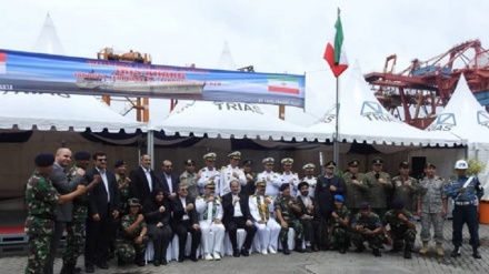 ورود ناو خارک نیروی دریایی ایران به بندری در جاکارتا