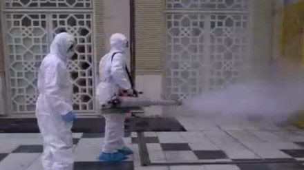 Video: Rocían desinfectante en santuario de Imam Reza(P) en Mashad