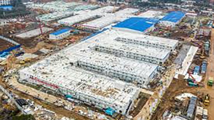 Video: China adapta grandes edificios para que sean hospitales  