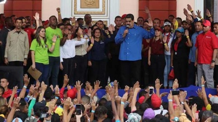 Maduro llama a los jóvenes a defender Venezuela con armas