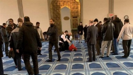 Man storms building and attacks worshipper while he prays
