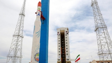 Trasladan cohete portador Simorg y satélite Zafar a sitio espacial para lanzamiento