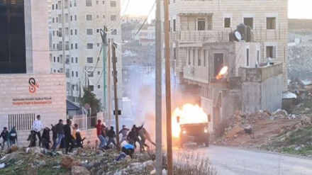 Kendaraan Militer Israel Dibakar Para Pemuda Palestina