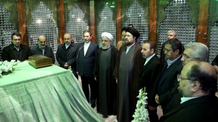 Presidente y gabinete persa renueva su compromiso con ideales del Imam Jomeini+Fotos
