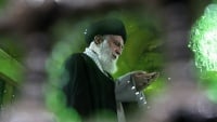 ホメイニー師の霊廟で礼拝するイランイスラム革命最高指導者ハーメネイー師