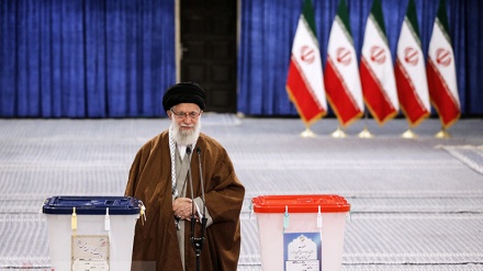 Kiongozi Muadhamu ashiriki uchaguzi wa Bunge na wa Baraza la Wanavyuoni Wataalamu + Video