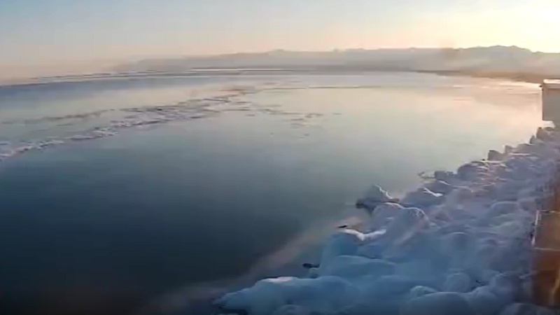 ロシアのバイカル湖、20日間の凍結プロセス（動画） - Pars Today