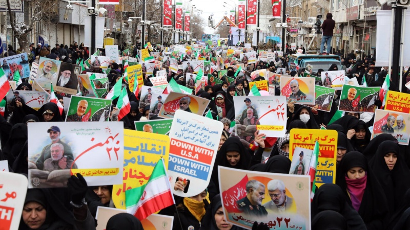 イランイスラム革命勝利記念日に行進する人々