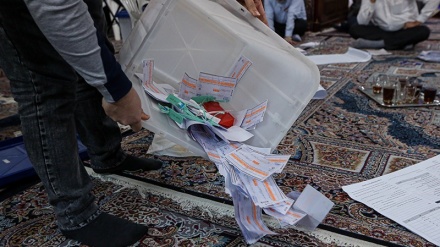Proses Penghitungan Suara Pemilu Parlemen di Tehran (2)