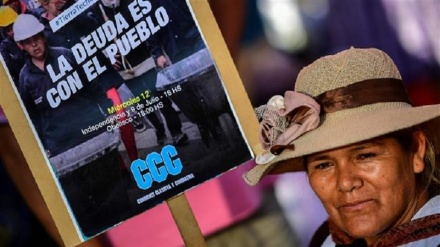 Argentinians protest as government begins debt talks with IMF