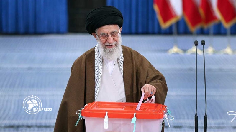 Ayatullah al-Udzma Sayid Ali Khamenei, Pemimpin Besar Revolusi Islam memberikan suaranya